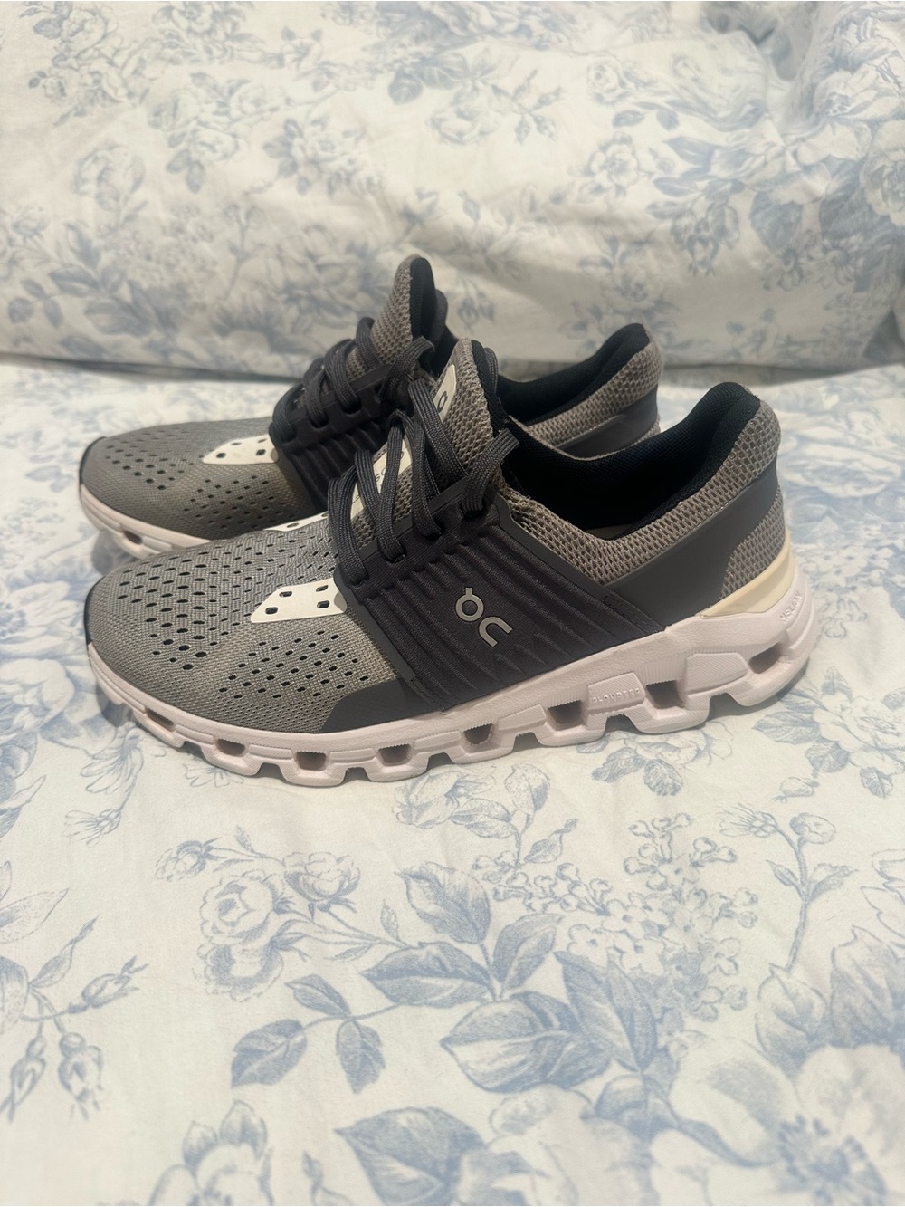 Women’s On Running Swifts. Size w6 — Gray/Black